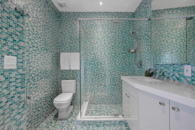 1040 S Shore Dr, Miami Beach, FL 33141