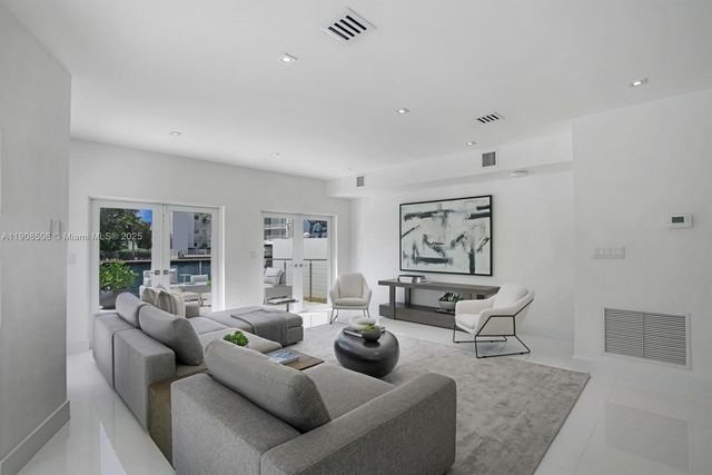 1040 S Shore Dr, Miami Beach, FL 33141