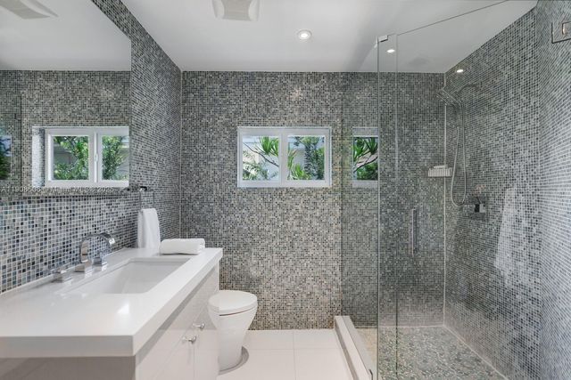 1040 S Shore Dr, Miami Beach, FL 33141