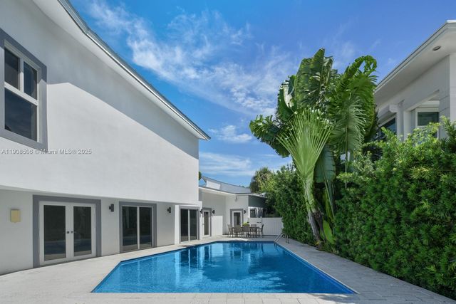 1040 S Shore Dr, Miami Beach, FL 33141