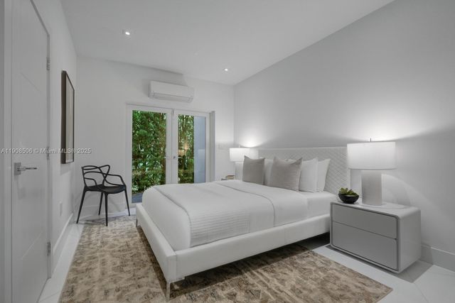 1040 S Shore Dr, Miami Beach, FL 33141