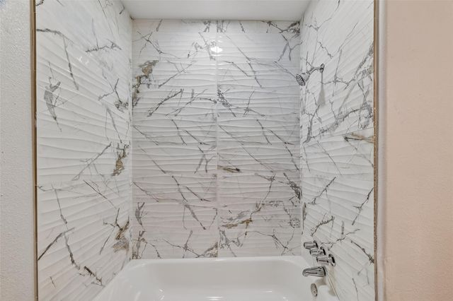 4610 36th Street E, Dickinson, TX 77539