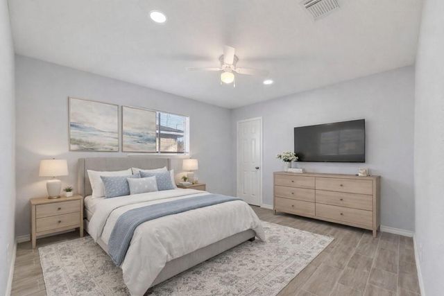 4610 36th Street E, Dickinson, TX 77539