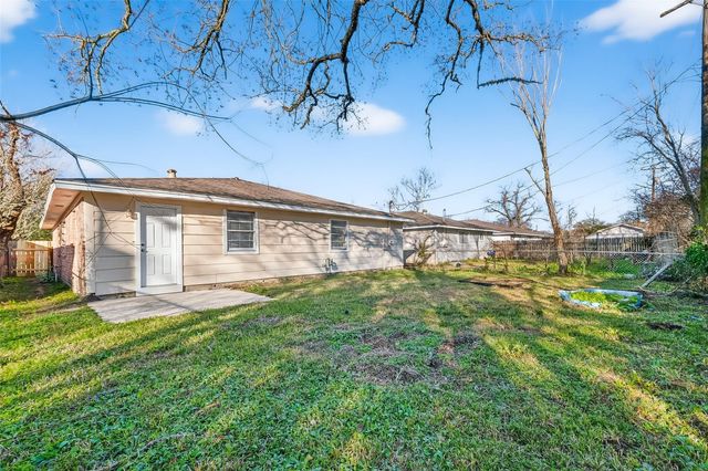4610 36th Street E, Dickinson, TX 77539