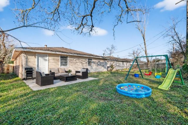 4610 36th Street E, Dickinson, TX 77539