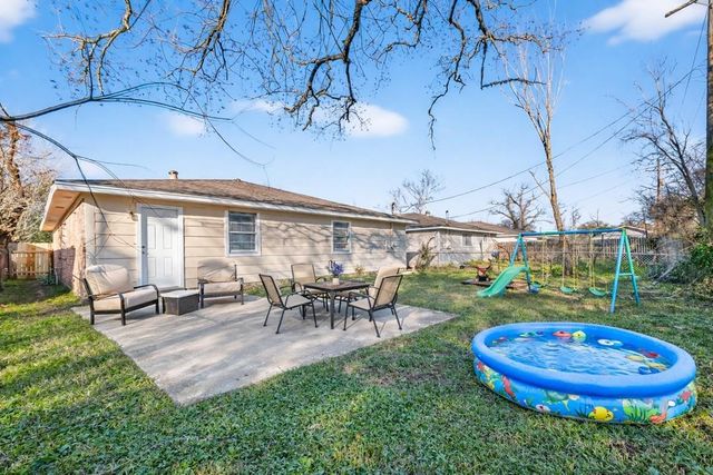 4610 36th Street E, Dickinson, TX 77539