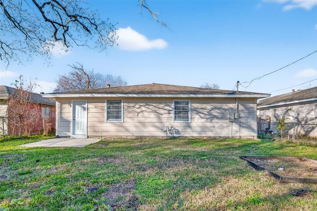 4610 36th Street E, Dickinson, TX 77539