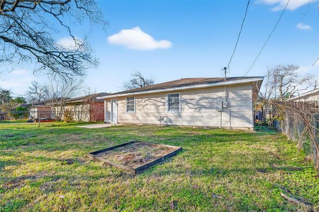 4610 36th Street E, Dickinson, TX 77539