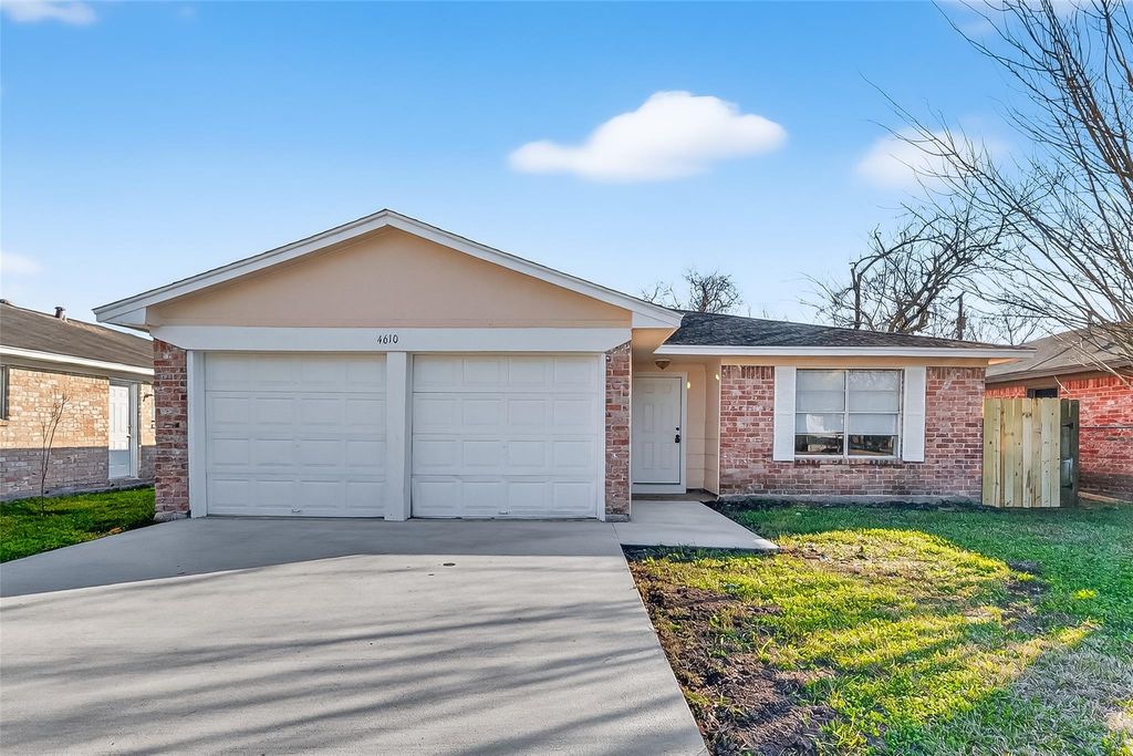 4610 36th Street E, Dickinson, TX 77539