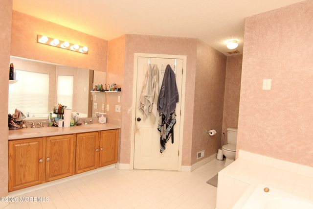 33 Austin Street, Tinton Falls, NJ 07712