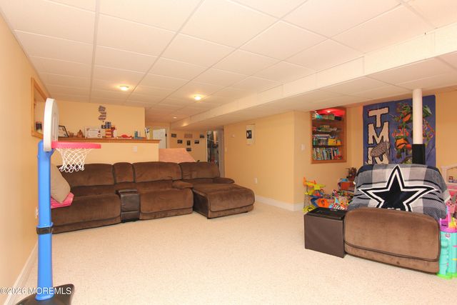 33 Austin Street, Tinton Falls, NJ 07712