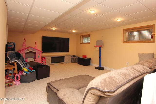 33 Austin Street, Tinton Falls, NJ 07712