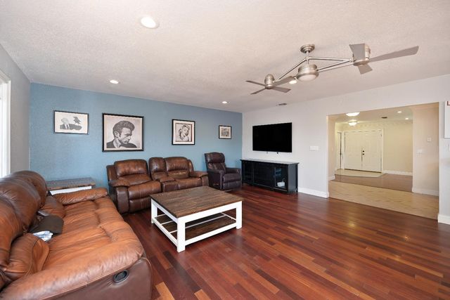 8909 Ramstad Ave, Fair Oaks, CA 95628