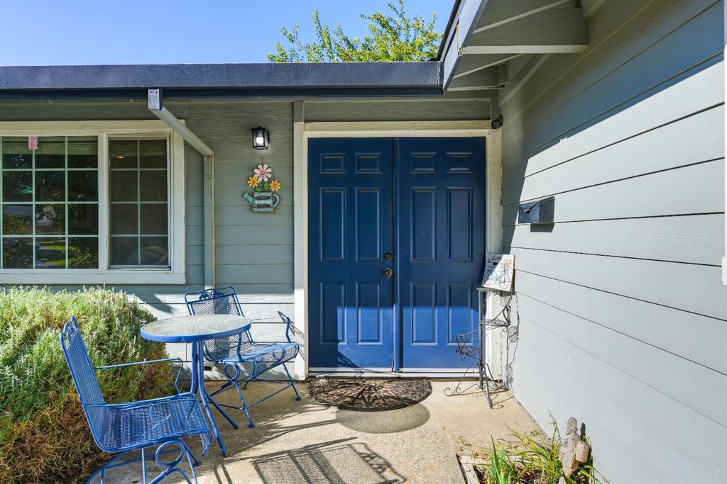 8909 Ramstad Ave, Fair Oaks, CA 95628