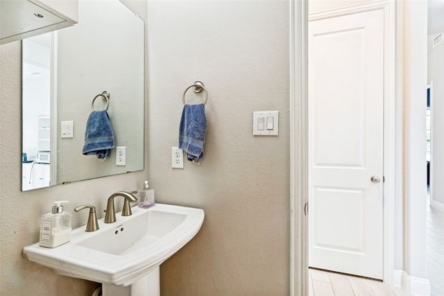12679 Royal Oaks Lane, Farmers Branch, TX 75234