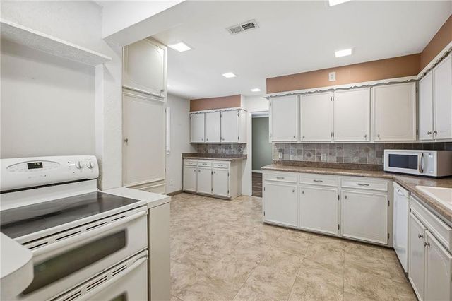 407 N Fairview Avenue, Liberty, MO 64068