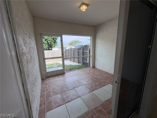 920 SE 6th CT, Cape Coral, FL 33990