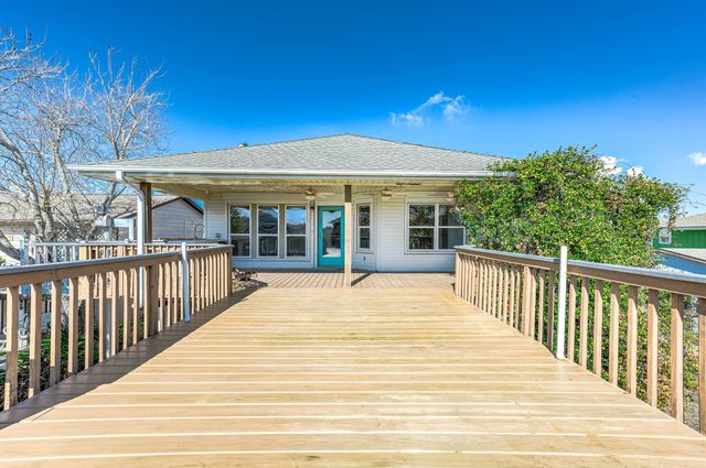 837 Marlin Street, Bayou Vista, TX 77563