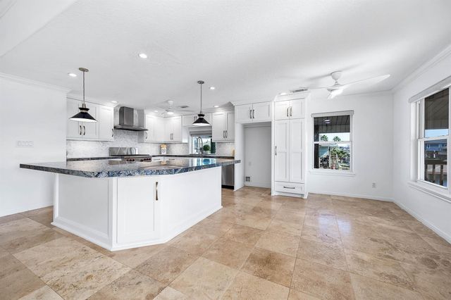 837 Marlin Street, Bayou Vista, TX 77563