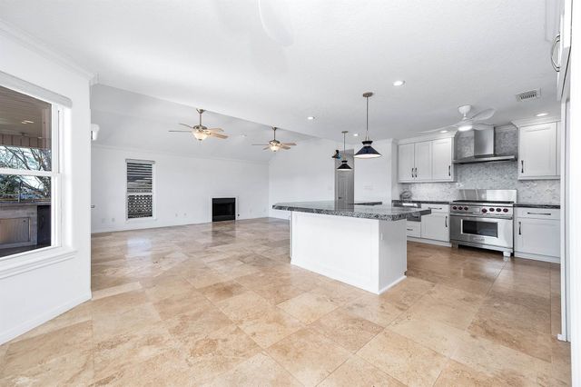 837 Marlin Street, Bayou Vista, TX 77563