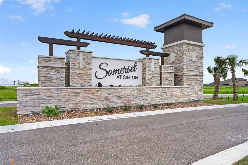 130 Donegal St, Sinton, TX 78387 — photo 3