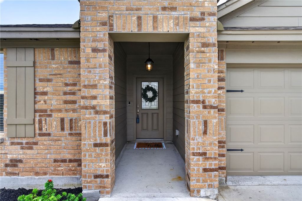 130 Donegal St, Sinton, TX 78387 — photo 4