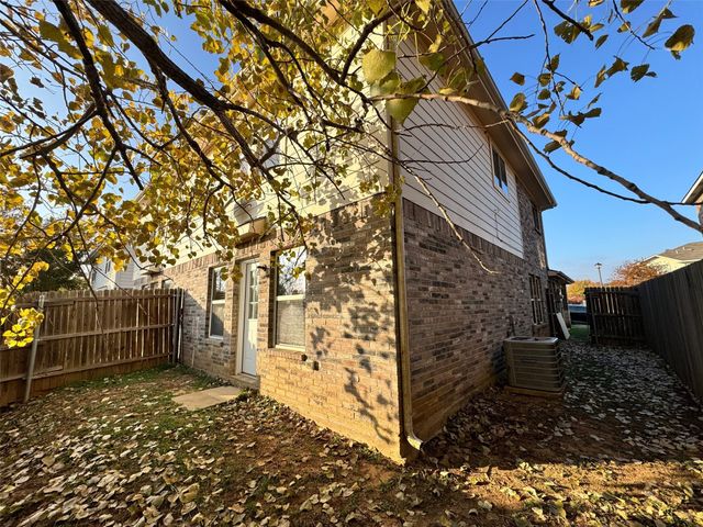 2338 Kingsway Drive, Arlington, TX 76012