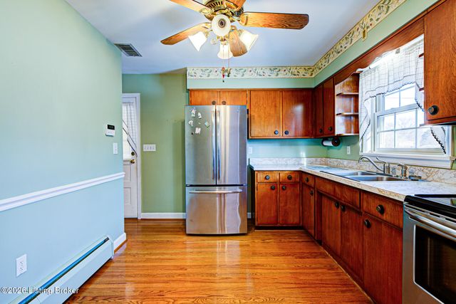 3911 Woodgate Ln, Louisville, KY 40220