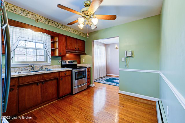 3911 Woodgate Ln, Louisville, KY 40220