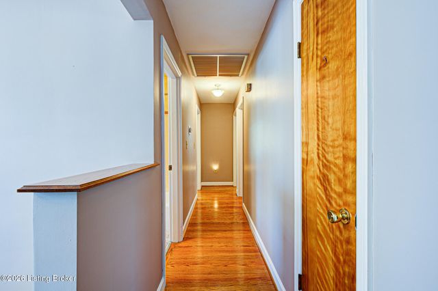 3911 Woodgate Ln, Louisville, KY 40220