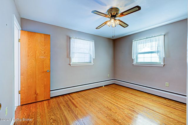 3911 Woodgate Ln, Louisville, KY 40220