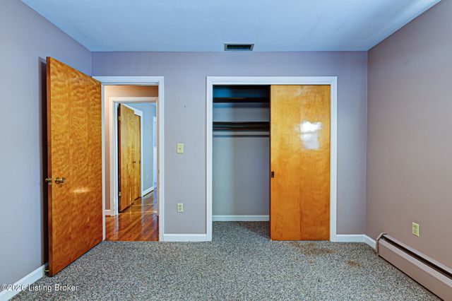 3911 Woodgate Ln, Louisville, KY 40220