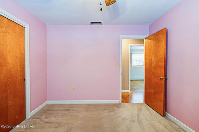 3911 Woodgate Ln, Louisville, KY 40220