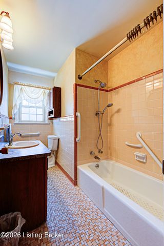 3911 Woodgate Ln, Louisville, KY 40220