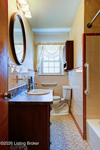 3911 Woodgate Ln, Louisville, KY 40220