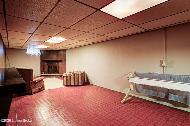 3911 Woodgate Ln, Louisville, KY 40220