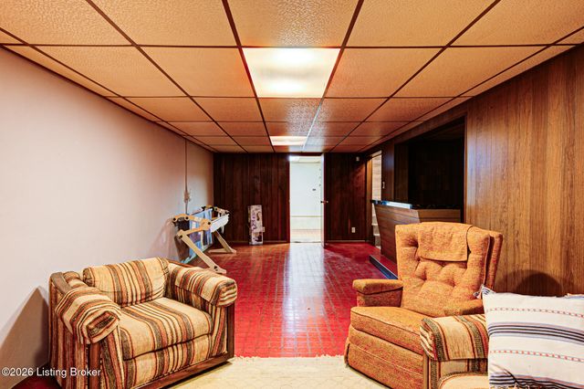 3911 Woodgate Ln, Louisville, KY 40220