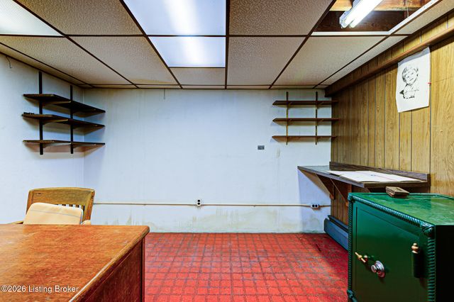 3911 Woodgate Ln, Louisville, KY 40220