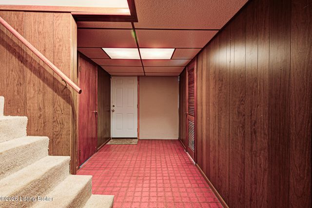 3911 Woodgate Ln, Louisville, KY 40220