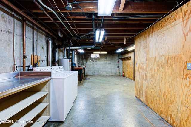 3911 Woodgate Ln, Louisville, KY 40220