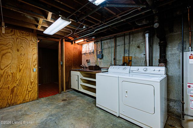 3911 Woodgate Ln, Louisville, KY 40220