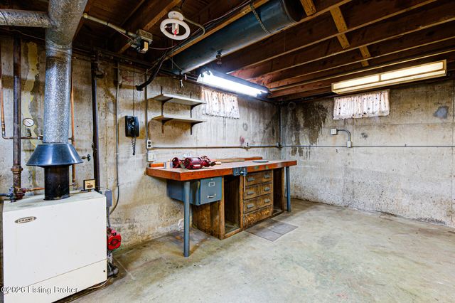 3911 Woodgate Ln, Louisville, KY 40220