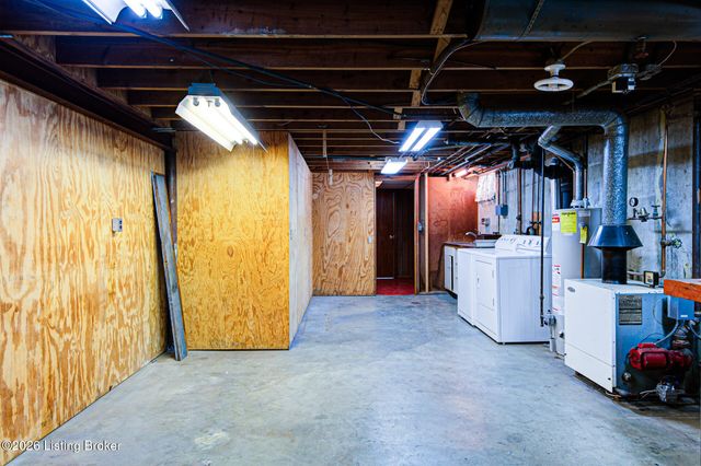 3911 Woodgate Ln, Louisville, KY 40220