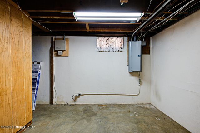 3911 Woodgate Ln, Louisville, KY 40220