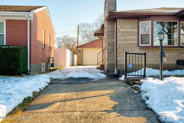 3911 Woodgate Ln, Louisville, KY 40220