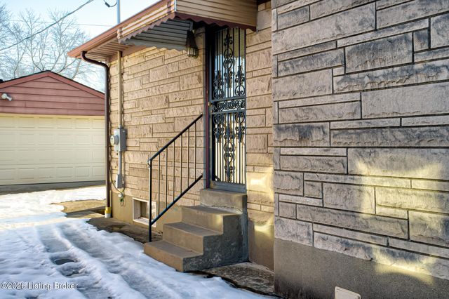 3911 Woodgate Ln, Louisville, KY 40220