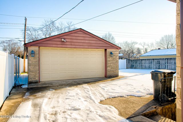 3911 Woodgate Ln, Louisville, KY 40220