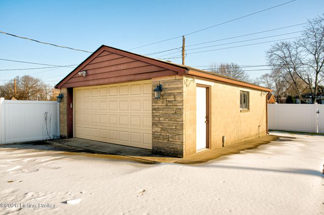 3911 Woodgate Ln, Louisville, KY 40220