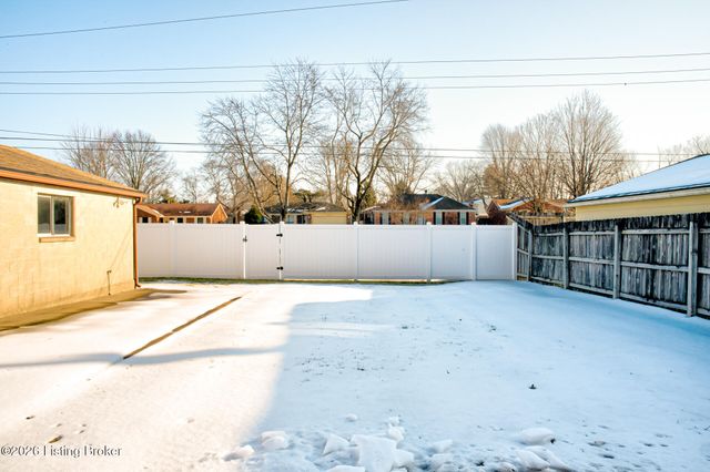 3911 Woodgate Ln, Louisville, KY 40220