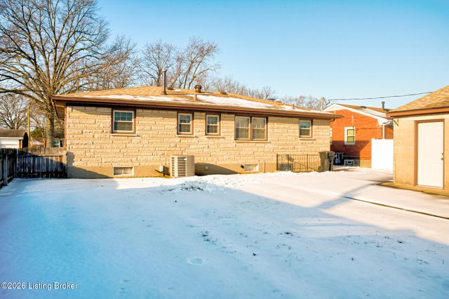 3911 Woodgate Ln, Louisville, KY 40220